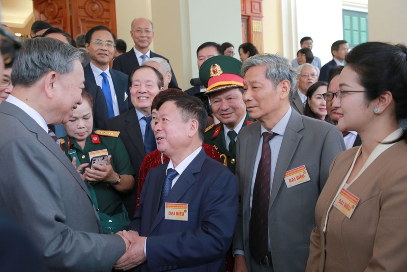 Tổng bí thư Tô Lâm và các nhà khoa học, văn nghệ sĩ, trí thức. Ảnh: Cổng thông tin Đảng Cộng sản