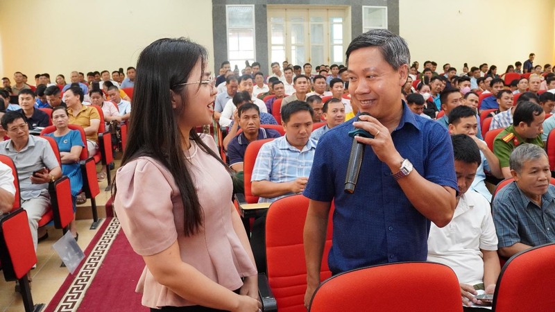 Cán bộ địa phương tích cực tương tác, tập trung lĩnh hội cập nhật kiến thức số để phục vụ người dân