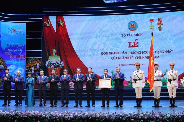 Tổng bí thư Tô Lâm trao tặng Huân chương Độc lập hạng Nhất cho ngành Tài chính. Ảnh: VGP/HT