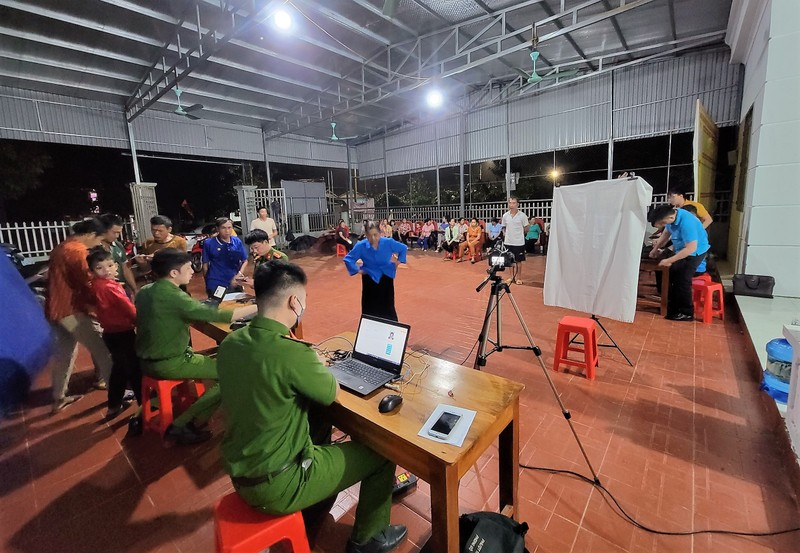 Lực lượng công an trên cả nước từng tăng ca để phục vụ người dân đến làm căn cước và kích hoạt tài khoản định danh điện tử không kể thứ 7, chủ nhật và các ngày nghỉ lễ. Ảnh: Công an tỉnh Lai Châu.