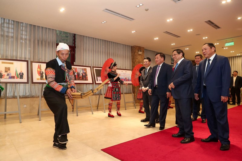 Thủ tướng Chính phủ Phạm Minh Chính và Bộ trưởng Bộ VHTTDL Nguyễn Văn Hùng, cùng các đại biểu xem nghệ nhân trình diễn trong không gian trưng bày ảnh về thành tựu của ngành VHTTDL năm 2023 - Ảnh: Nam Nguyễn