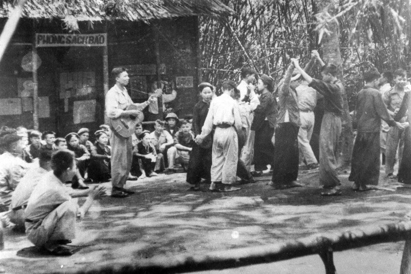 Sinh hoạt văn nghệ của cơ quan trong kháng chiến chống Pháp. Ảnh tư liệu