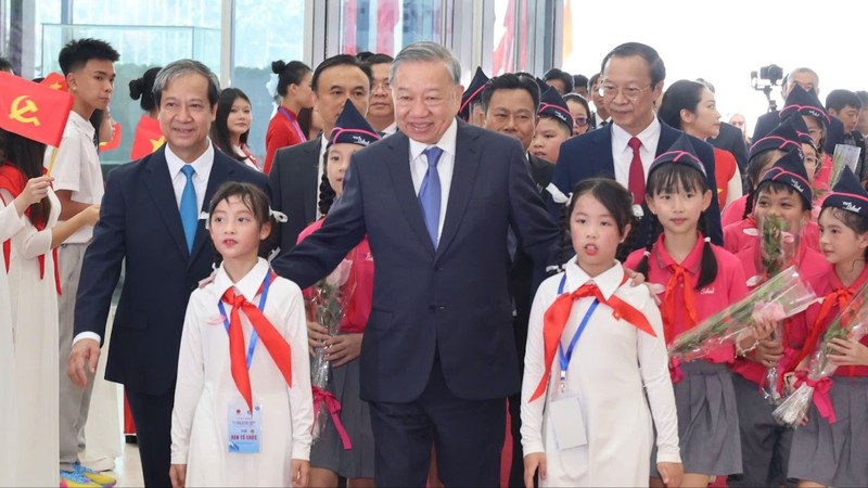 Tổng bí thư Tô Lâm cùng các đại biểu tới dự khai giảng năm học 2025 – 2026 và kỷ niệm 80 năm truyền thống ngành Giáo dục. Ảnh: VGP/Nhật Bắc