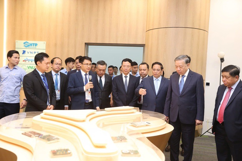 Tổng bí thư Tô Lâm, Thủ tướng Phạm Minh Chính và các đại biểu tham quan không gian trưng bày. Ảnh: VGP