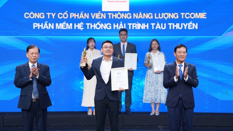 Ông Hoàng Lê Viết Thắng, Chủ tịch Hội đồng quản trị, đại diện nhận giải 