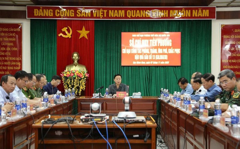 Sáng 7/11, tại Sở Chỉ huy tiền phương (đặt tại Bộ CHQS tỉnh Gia Lai), Phó Thủ tướng Chính phủ Trần Hồng Hà đã chủ trì cuộc họp trực tiếp kết hợp trực tuyến với các địa phương về tình hình thiệt hại do bão số 13 gây ra. Ảnh: Báo Gia Lai