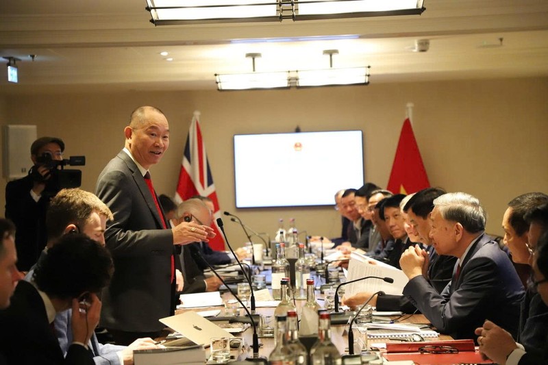 Nhà báo Nguyễn Anh Tuấn trình bày sáng kiến của BGF với Tổng Bí thư Tô Lâm, sáng 28/10 trong chuyến thăm Liên hiệp Vương quốc Anh và Bắc Ai-len.