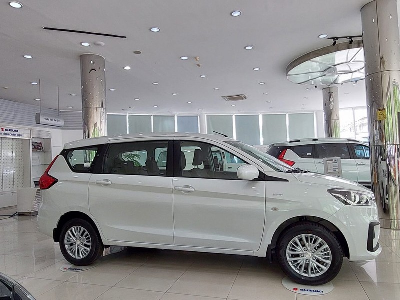 Ngoại thất Ertiga hybird được thiết kế với nhiều đường nét cứng cáp, hầm hố.