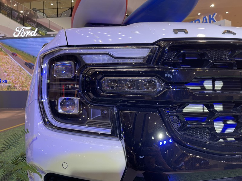 Hệ thống đèn pha LED Matrix và dải đèn trợ sáng hai bên mang lại khả năng chiếu sáng tối đa trong mọi điều kiện thời tiết.