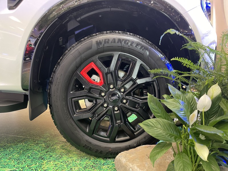 Vành thể thao ấn tượng cùng bộ vành hợp kim 20 inch đen tuyền, điểm nhấn là sự kết hợp màu đỏ và đen đặc trưng cho dáng vẻ thể thao hơn.