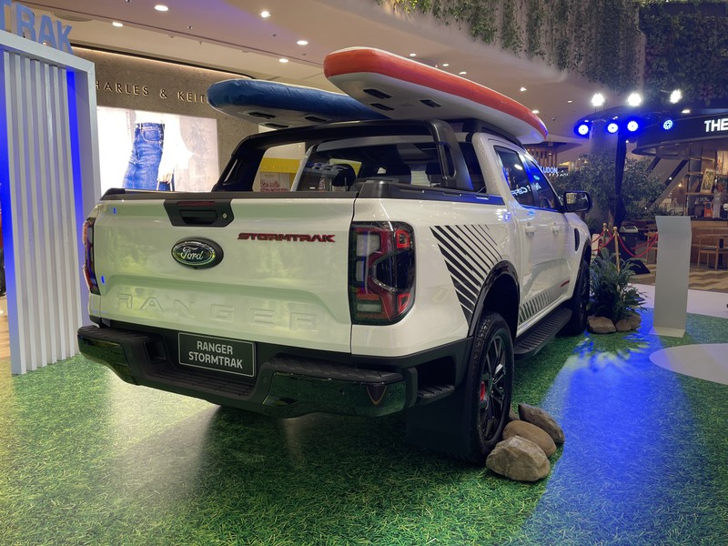 Hệ thống giá đỡ đa năng giúp chở hàng hóa trên thùng xe phía sau sẽ dễ dàng và chắc chắn hơn rất nhiều nhờ hệ thống giá nóc và thanh thể thao đa năng và di chuyển linh hoạt, phù hợp với nhiều kích cỡ chở đồ.