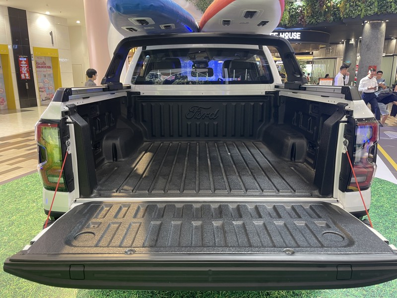 Thùng xe không gian lớn, đảm bảo việc chuyên chở được nhiều hàng hoá. Thao tác đóng mở nắp thùng được thao tác rất nhẹ nhàng.