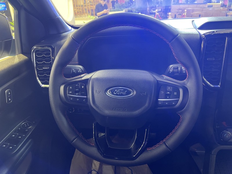 Vô lăng thiết kế bo tròn, kết hợp bọc da cao cấp khâu chỉ đỏ. Đi kèm là hàng loạt nút bấm được tích hợp 2 bên giúp người dùng dễ dàng thao các tính năng tác.