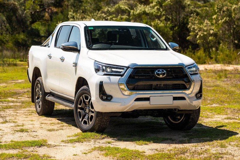 toyota hilux trắng 2023.jpg