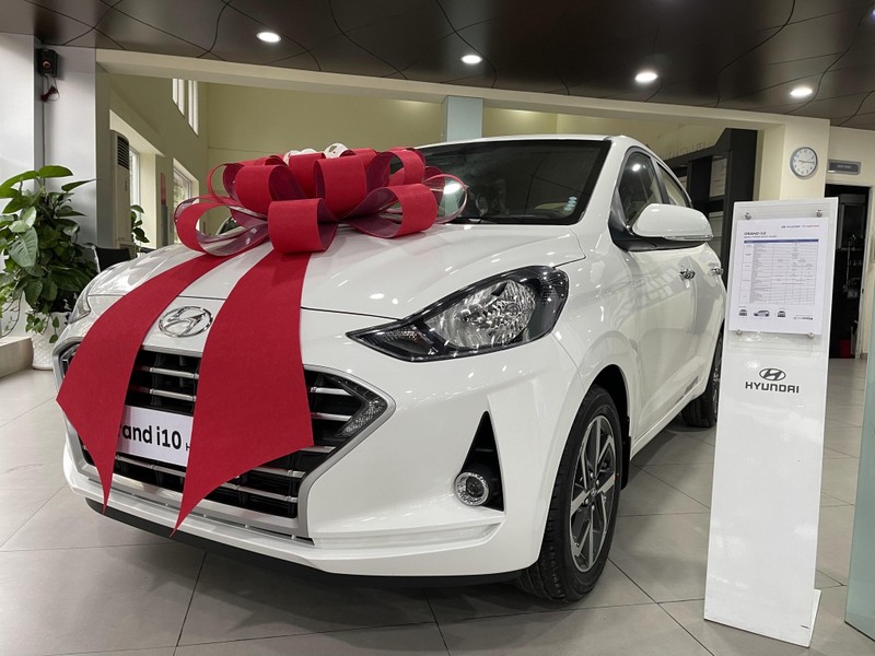 Hyundai i10 được đông đảo khách hàng quan tâm bởi có 2 tùy chọn kiểu dáng là sedan và hatchback.