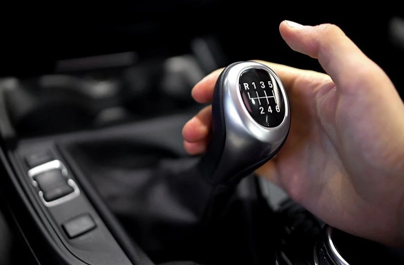 Lái xe số sàn được đánh giá an toàn hơn số tự động và hạn chế việc đạp nhầm chân ga và chân phanh.