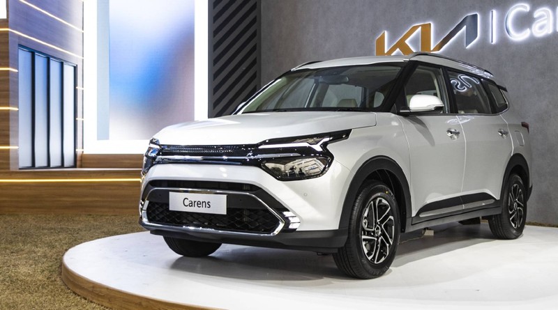 kia caren trắng 2023.jpg