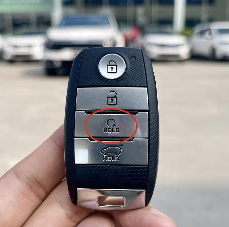 Tính năng đề nổ từ xa được tích hợp trên chìa khoá với biểu tượng mũi tên xoay tròn kèm nút HOLD