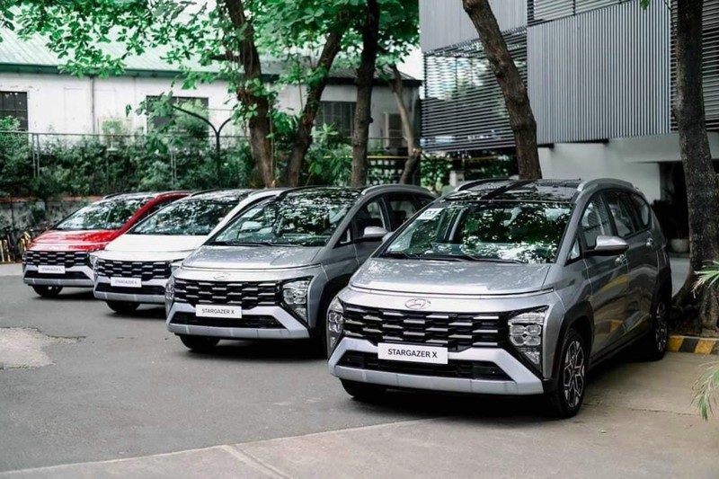 hyundai stargaze X nhiều xe.jpeg