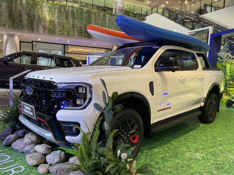 Ranger Stormtrak trắng.jpg