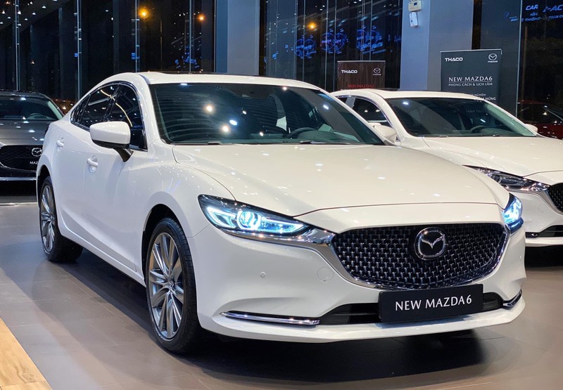 Mazda 6 trắng.jpeg