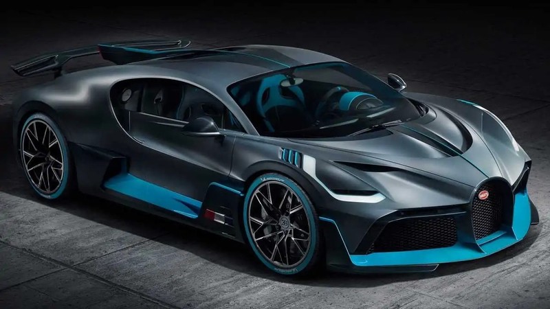 10. Bugatti Divo: 5,8 triệu USD. (khoảng 147,62 tỉ đồng). Xe được trang bị động cơ W16 dung tích 8 lít kèm bốn bộ tăng áp, công suất 1.500 mã lực, mô-men xoắn cực đại 1.600 Nm. Hộp số ly hợp kép 7 cấp, dẫn động bốn bánh. Xe tăng tốc 0-100 km/h chưa tới 2,5 giây. Số lượng xe được sản xuất trên Thế giới là 40 chiếc và đã được bán hết.
