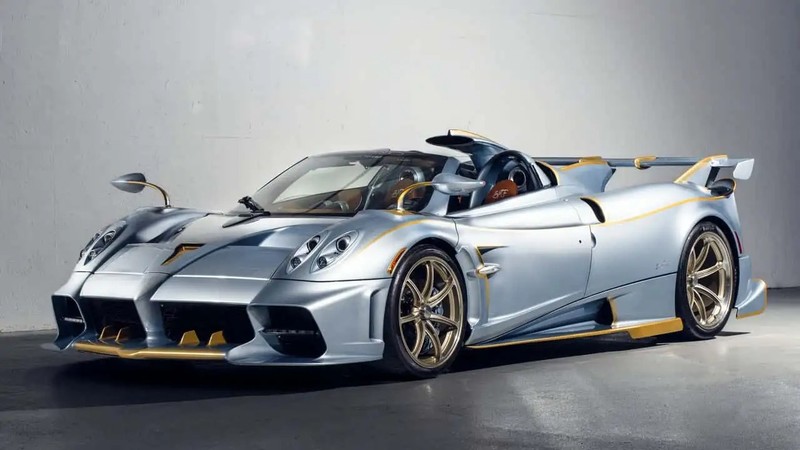 9. Pagani Huayra Imola: 6 triệu USD. (khoảng 152,71 tỉ đồng). Xe được trang bị động cơ V12, 5.980cc cho công suất 827 mã lực (hp) và mô-men xoắn cực đại 1.100Nm. Hệ dẫn động cầu sau, hộp số AMT Xtrax 7 cấp, kích thước Dài x Rộng x Cao: 4853 x 2.035 x 1.269mm. Hiện chỉ có 5 chiếc được sản xuất trên toàn thế giới.