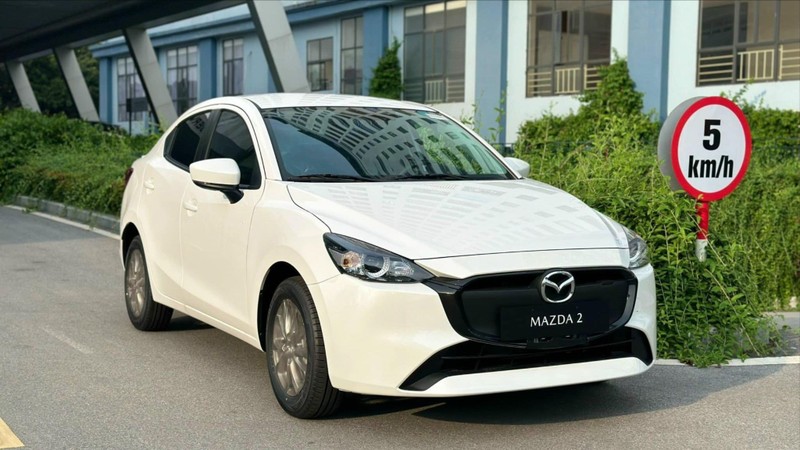 mazda 2 2024 trắng.jpeg
