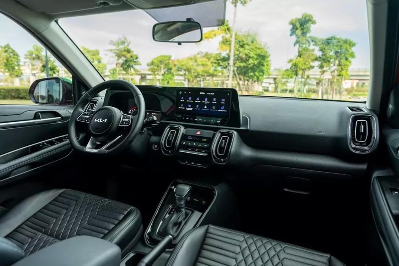 Cả 3 bản đều có ghế bọc da, 6 loa và kết nối Apple Carplay &amp; Android Auto không dây.