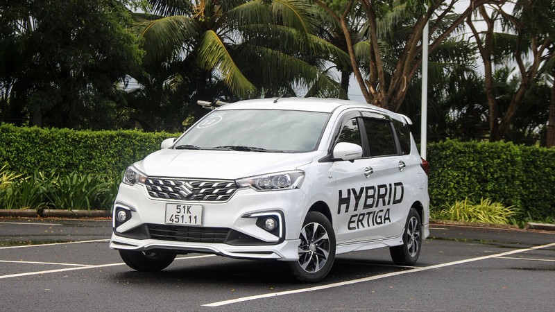 ertiga hybrid trắng.jpeg