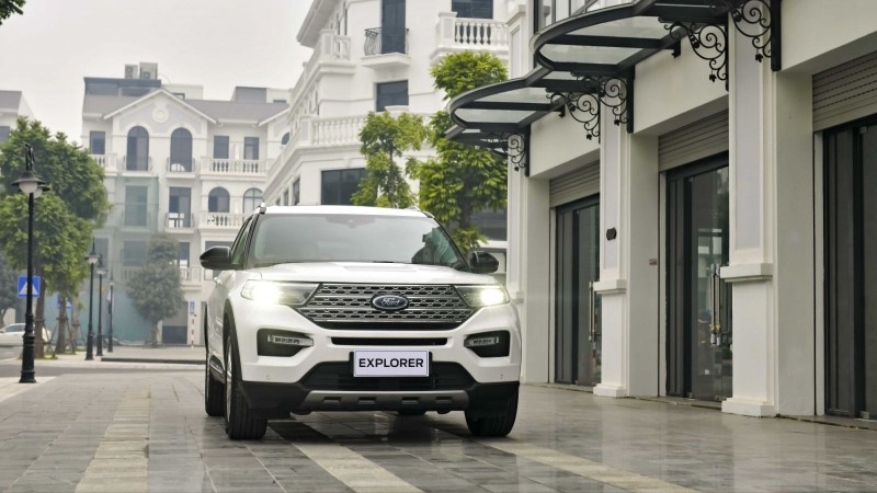 25_Ford-Explorer_Ngoai-that.jpg
