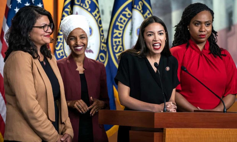 4 thành viên nhóm The Squad (từ trái qua): Rashida Tlaib (43 tuổi), Ilhan Omar (37 tuổi), Alexandria Ocasio-Cortez (30 tuổi), và Ayanna Pressley (45 tuổi) 4 thành viên nhóm The Squad (từ trái qua): Rashida Tlaib (43 tuổi), Ilhan Omar (37 tuổi), Alexandria Ocasio-Cortez (30 tuổi), và Ayanna Pressley (45 tuổi)