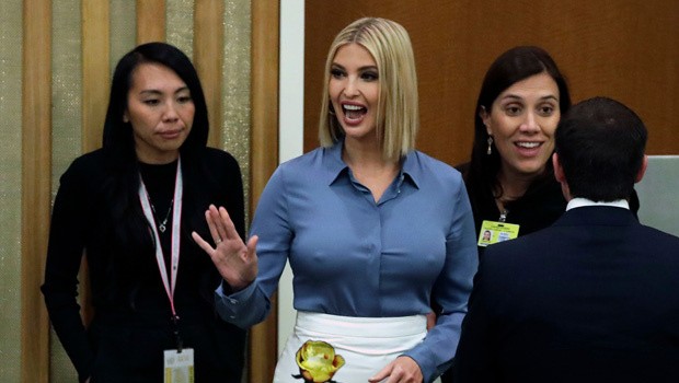 Rõ là Ivanka không mặc áo ngực, nhưng chưa rõ đây là sự cố hay là sự cố tình (Ảnh: Hollywood Life)