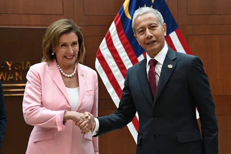 Chủ tịch Hạ viện Mỹ Nancy Pelosi và người đồng cấp Malaysia Azhar Azizan Harun tại nhà quốc hội ở Kuala Lumpur ngày 2/8 (Ảnh: Nikkei)