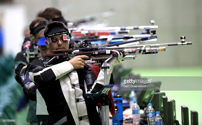 Các vận động viên thi đấu trong phần 10 mét súng trường.