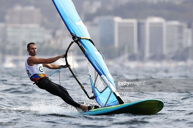 Nick Dempsey của Anh đang cạnh tranh trong nội dung đua thuyền buồm nam.