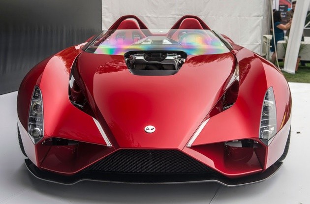 Phần lớn thân xe và toàn bộ phần khung được làm từ vật liệu sợi carbon cứng cáp.