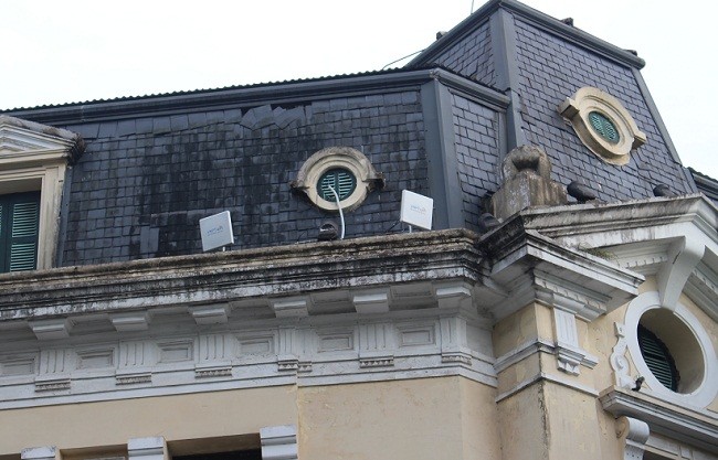 Các cục phát wifi được lắp đặt trên các tòa nhà cao tầng quan khu vực Hồ Hoàn Kiếm.