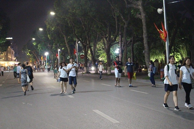 Người dân háo hức trải nghiệm không gian đi bộ quanh hồ Hoàn Kiếm ảnh 6