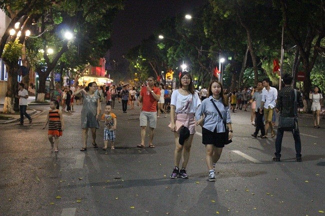 Người dân háo hức trải nghiệm không gian đi bộ quanh hồ Hoàn Kiếm ảnh 10