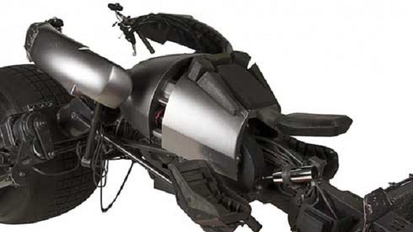 Ngoài ra còn được trang bị lớp phủ thân xe bằng nhựa và sợi thủy tinh, khung sườn đặc chế riêng, các khẩu súng dài phía trước.