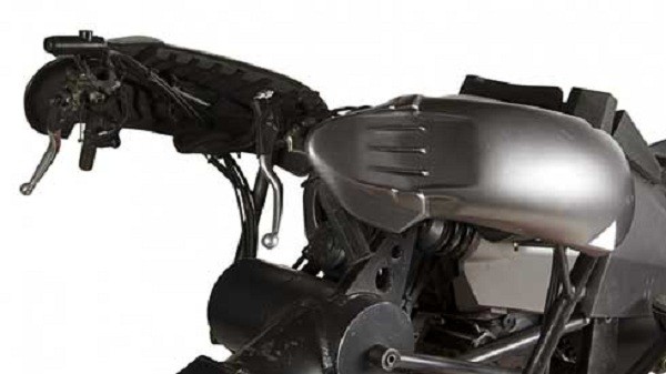 Bên cạnh đó là bộ định vị mục tiêu bằng tia laser ở tay nắm phải.