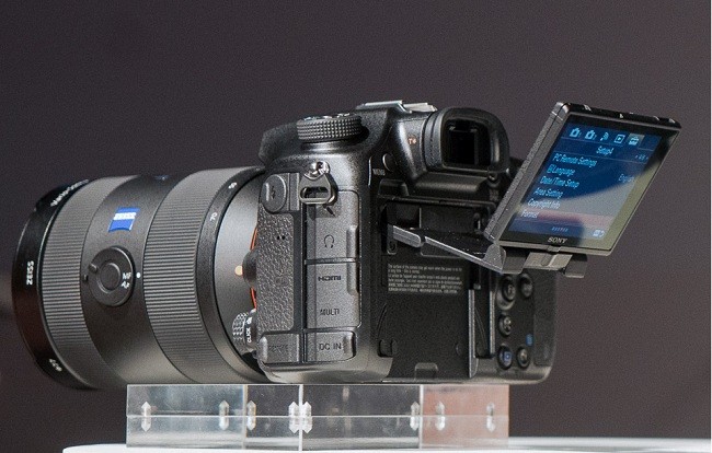 Sony A99 II được trang bị cảm biến BSI-CMOS 42.2 MP, với dãy ISO mở rộng từ 50 lên đến 102.400, cùng hệ thống lấy nét lai 79 điểm độc lập cùng 399 điểm trên cảm biến.