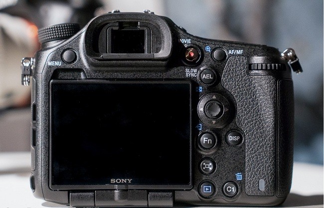 Chế độ quay phim 4K trên A99 II về cơ bản sẽ giống với A7R II với thuật toán sử dụng tất cả các điểm ảnh gom lại (full pixel readout) để có được dữ liệu nhiều hơn, tăng cường chi tiết hơn.