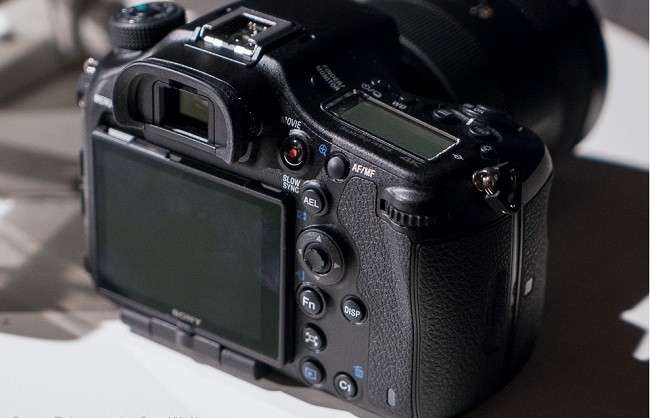 Sony vẫn sử dụng màn hình theo cấu trúc 3 khớp lật cùng khả năng xoay nhiều hướng, độ phân giải đã được nâng cấp lên 1.228.000 điểm ảnh và kích thước 3” được giữ nguyên.
