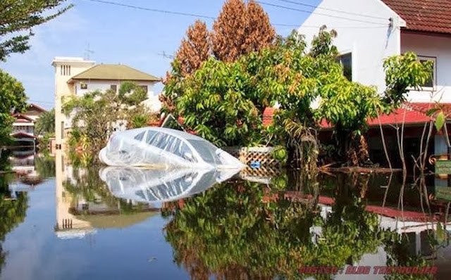 Cho ôtô vào túi ni lông sẽ là cứu cánh cho vùng lụt ảnh 4 Cho ôtô vào túi ni lông sẽ là cứu cánh cho vùng lụt ảnh 4