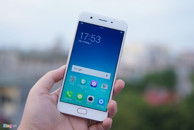 Oppo gọi F1s là "camera phone" thay vì smartphone thông thường, trên vỏ hộp của máy có ghi dòng chữ "selfie expert" (chuyên gia chụp selfie). Việc trang bị camera trước 16 megapixel là một sự đầu tư lớn của Oppo.Camera trước cũng có khả năng quay video time-lapse - tính năng không thường thấy trên các smartphone tầm trung. Trong khi đó, camera sau của F1s cũng cho khả năng chụp ổn, giải quyết tốt các nhu cầu chụp ảnh cơ bản.