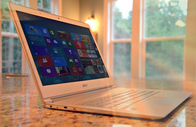 Acer Aspire S7: Phần lưng màn hình được bao phủ chất liệu kính cường lực Gorilla Glass 2 của Corning (kính bảo vệ màn hình cảm ứng của điện thoại thông minh) làm sản phẩm đẹp, lạ và độc hơn với các đối thủ khác.