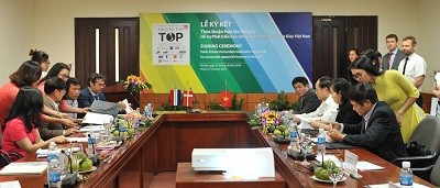 Đại diện các cơ quan cùng ký Thỏa thuận hợp tác công-tư đầu tiên trong lĩnh vực dệt may. Ảnh: VGP