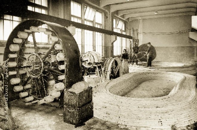 Nokia: Đến nay, cái tên Nokia đã có gần 150 tuổi và hãng khởi nguồn là nhà máy bột giấy ở Phần Lan. Khoảng thời gian đầu, Nokia là công ty đa ngành, đa lĩnh vực. Năm 1967, các công ty con Nokia Ab, công ty cáp Phần Lan và công ty cao su Phần Lan được sáp nhập. Năm 1979, công ty điện thoại vô tuyến Mobira Oy được thành lập, sau đó thống nhất tên gọi là Nokia và kinh doanh điện thoại di động. Nokia: Đến nay, cái tên Nokia đã có gần 150 tuổi và hãng khởi nguồn là nhà máy bột giấy ở Phần Lan. Khoảng thời gian đầu, Nokia là công ty đa ngành, đa lĩnh vực. Năm 1967, các công ty con Nokia Ab, công ty cáp Phần Lan và công ty cao su Phần Lan được sáp nhập. Năm 1979, công ty điện thoại vô tuyến Mobira Oy được thành lập, sau đó thống nhất tên gọi là Nokia và kinh doanh điện thoại di động.